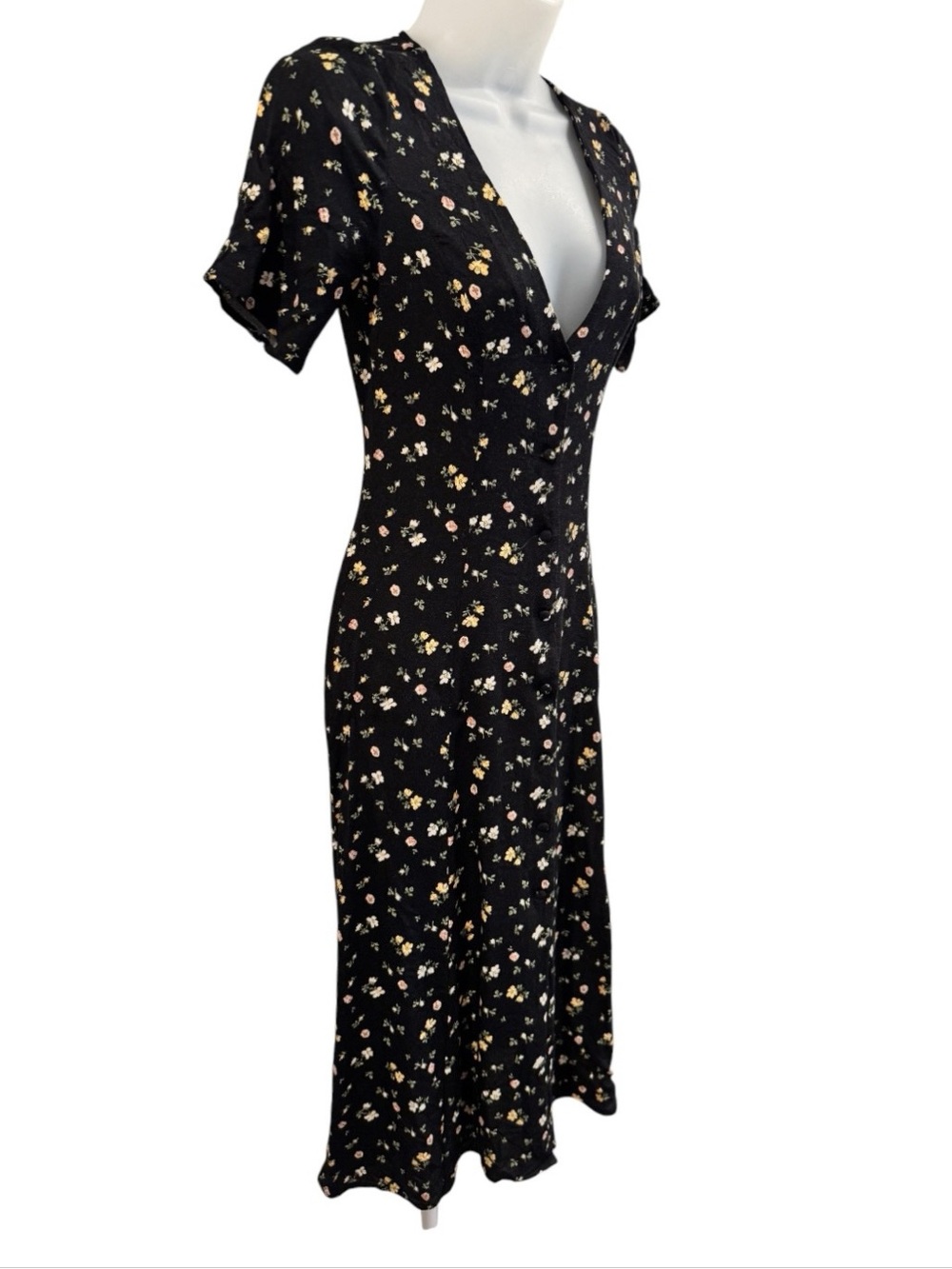 Reformation | Locklin Black
Floral Button Down Midi Dress
-Boho Chic Western - Picture 4 of 10